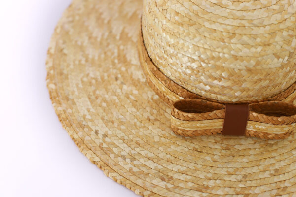 Sombrero de paja con lazo marrón.