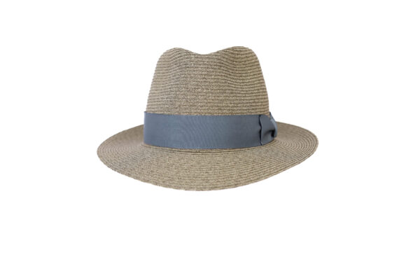 Sombrero Fedora gris con banda decorativa azul.