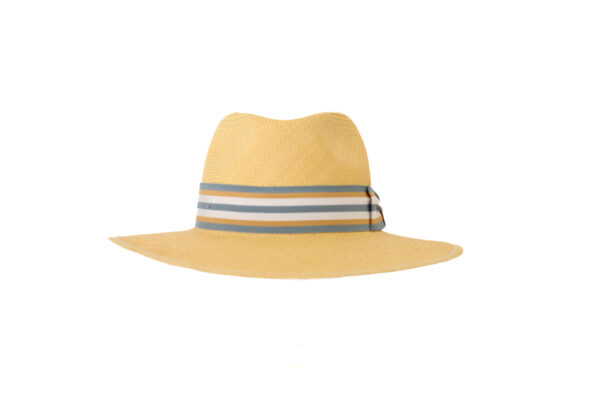 Sombrero amarillo con cinta a rayas.
