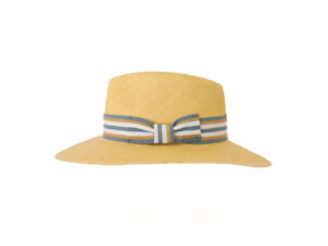 Sombrero amarillo con cinta a rayas y lazo.
