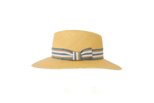 Sombrero amarillo con cinta a rayas y lazo.