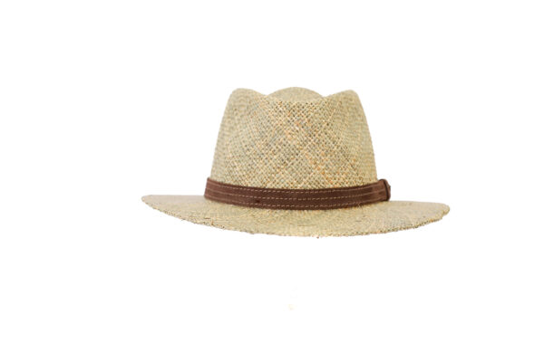 Sombrero de paja con banda marrón.