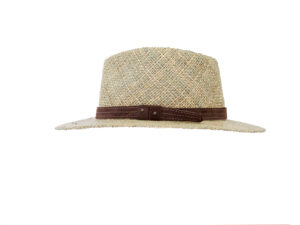 Sombrero de paja con banda marrón.