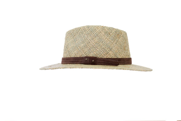 Sombrero de paja con banda marrón.