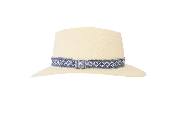 Sombrero claro con banda trenzada azul.