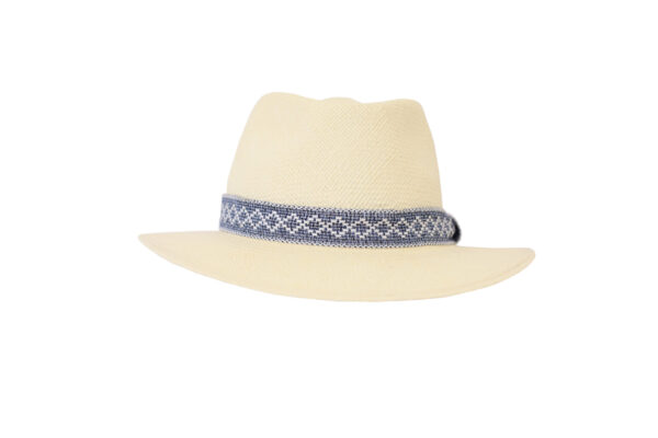 Sombrero claro con banda trenzada azul.
