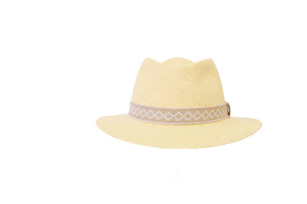 Sombrero beige con banda trenzada decorativa y detalle de botón.