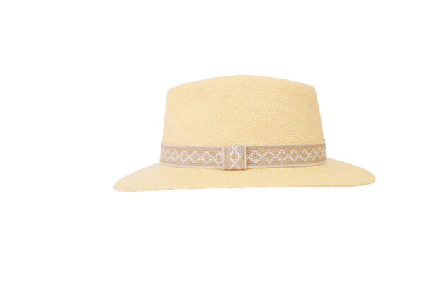 Sombrero beige con banda trenzada decorativa.