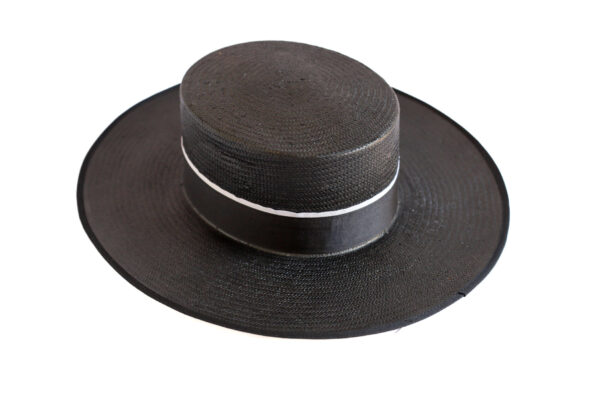 Sombrero negro con cinta azul y detalle blanco.
