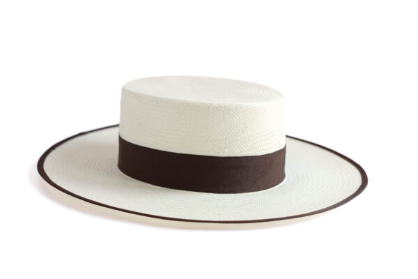 Sombrero blanco con cinta marrón.