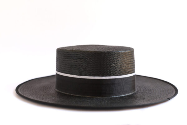 Sombrero negro con cinta blanca.