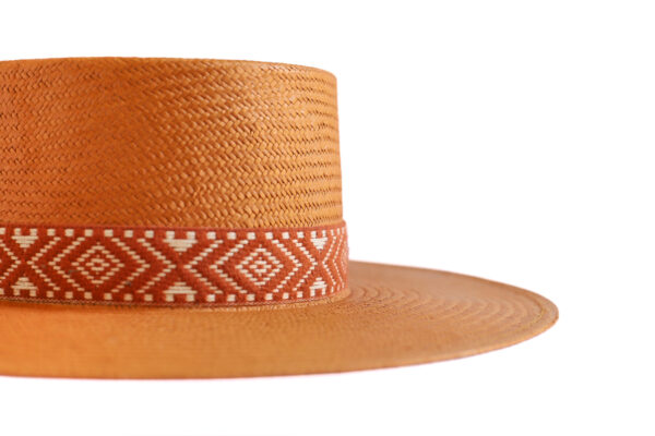 Sombrero de ala ancha marrón con cinta decorativa naranja.