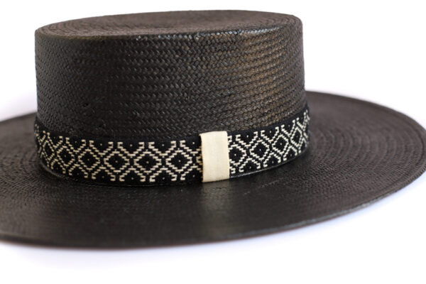 Sombrero negro con cinta de diseño geométrico en blanco.