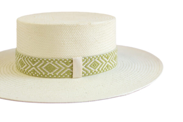 Sombrero blanco con cinta verde geométrica.