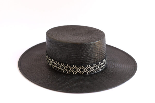 Sombrero negro con ala ancha y cinta geométrica blanca.