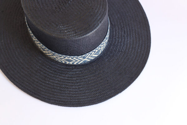 Sombrero negro con cinta de patrón geométrico azul y blanco.