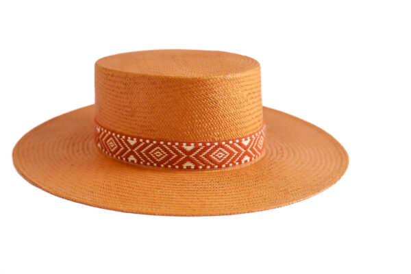Sombrero marrón con cinta decorativa naranja y diseño geométrico.
