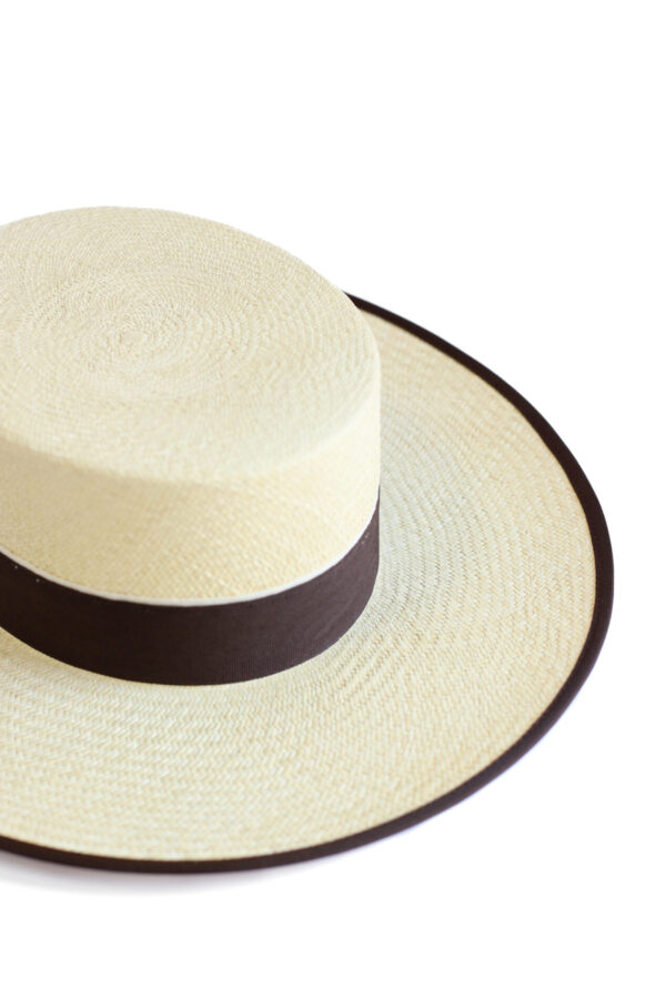 Sombrero beige con cinta marrón.