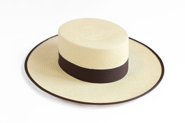 Sombrero Panamá de estilo clásico con ala ancha y cinta en tono marrón.