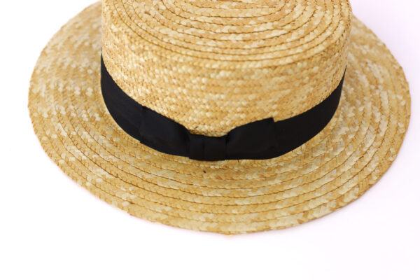 Sombrero de rafia beige con cinta negra.