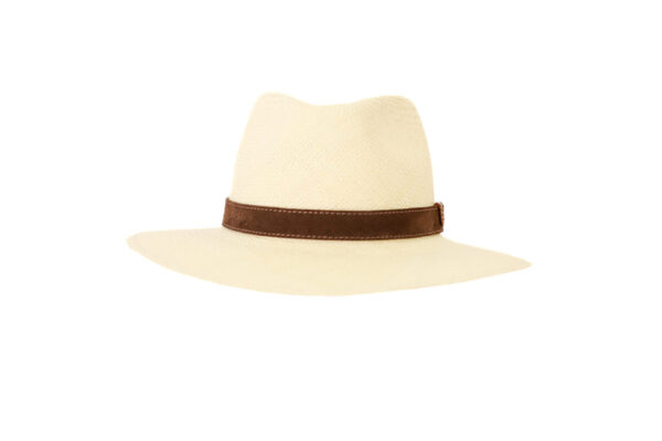 Sombrero beige con cinta marrón clásica.