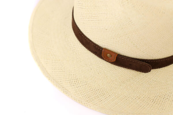 Sombrero beige con cinta marrón.