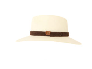 Sombrero beige con banda marrón y detalle en cuero.