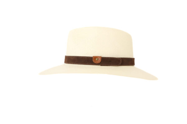 Sombrero beige con banda marrón y detalle en cuero.