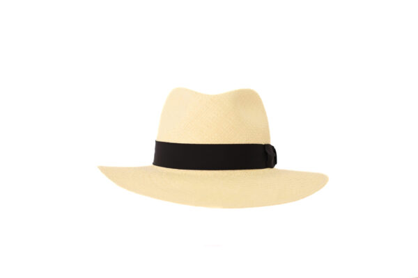 Sombrero beige con ala ancha y cinta negra.