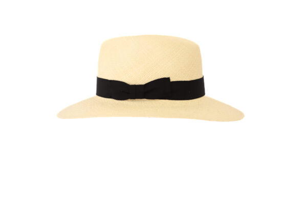 Sombrero beige clásico con cinta negra y lazo.