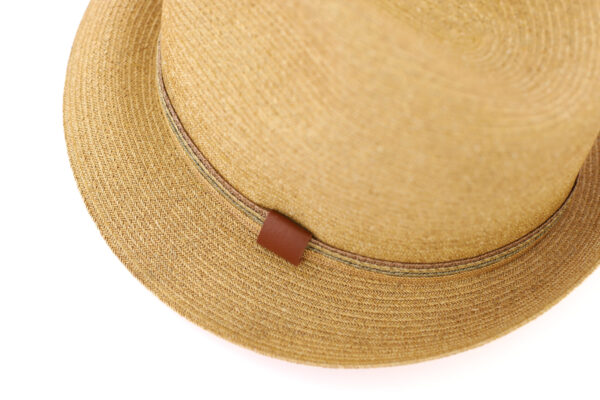 Sombrero de rafia marrón con detalle en la cinta.