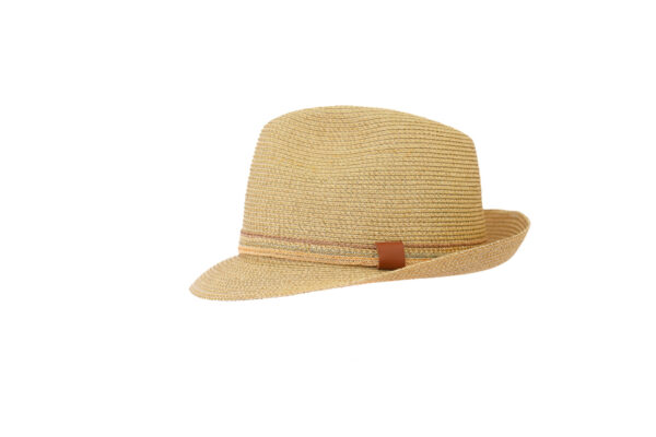 Sombrero beige claro con cinta decorativa marrón.