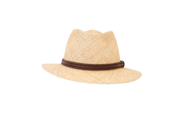Sombrero de paja beige con cinta marrón oscuro.