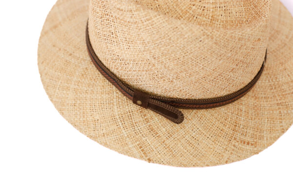 Sombrero beige con cinta marrón.