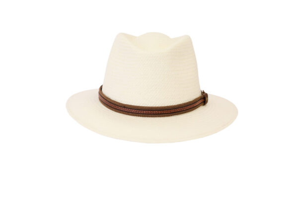 Sombrero de paja beige con cinta marrón y detalles trenzados.