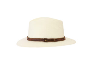 Sombrero de paja beige con cinta marrón trenzada y detalle de hebilla.