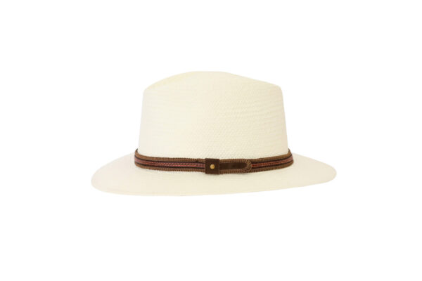 Sombrero de paja beige con cinta marrón trenzada y detalle de hebilla.