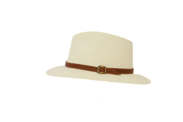 Sombrero de paja beige con cinta marrón ajustable y hebilla metálica.