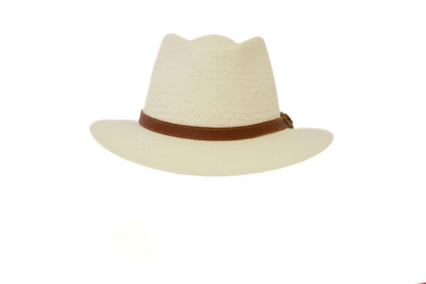 Sombrero de paja beige estilo fedora con cinta marrón y hebilla metálica.