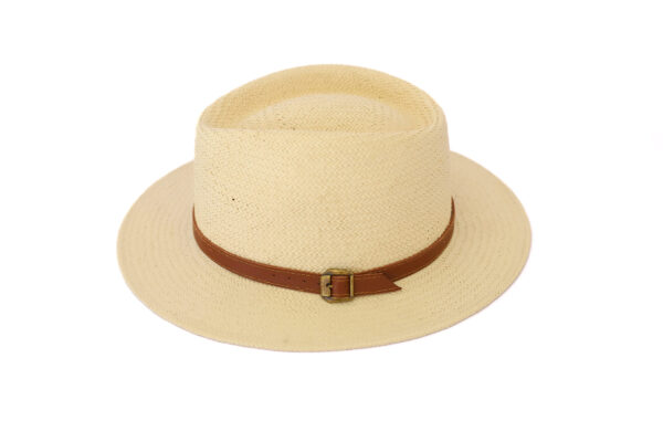 Sombrero de paja beige con cinta marrón ajustable y hebilla metálica.