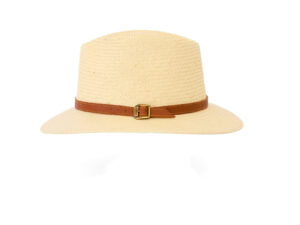 Sombrero beige de paja con cinta marrón y hebilla metálica.