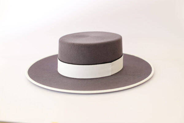 Sombrero gris de lana con cinta blanca y ala ancha