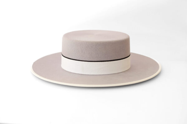 Sombrero gris con cinta blanca