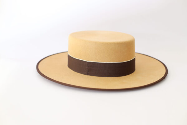 Sombrero beige de lana con cinta marrón y ala ancha.