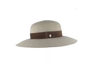 Sombrero beige con banda marrón y detalle metálico – Nieta de José
