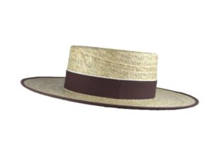 Sombrero Panamá artesanal con cinta decorativa.